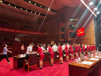 洛陽(yáng)職業(yè)技術(shù)學(xué)院禮儀隊(duì)圓滿完成洛陽(yáng)市“七一”表彰大會(huì)禮儀服務(wù)